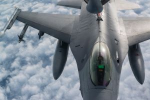 F-16 pilots, KC-135 crews team for mid-air refueling training