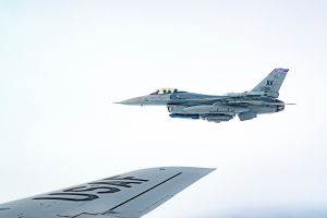 F-16 pilots, KC-135 crews team for mid-air refueling training