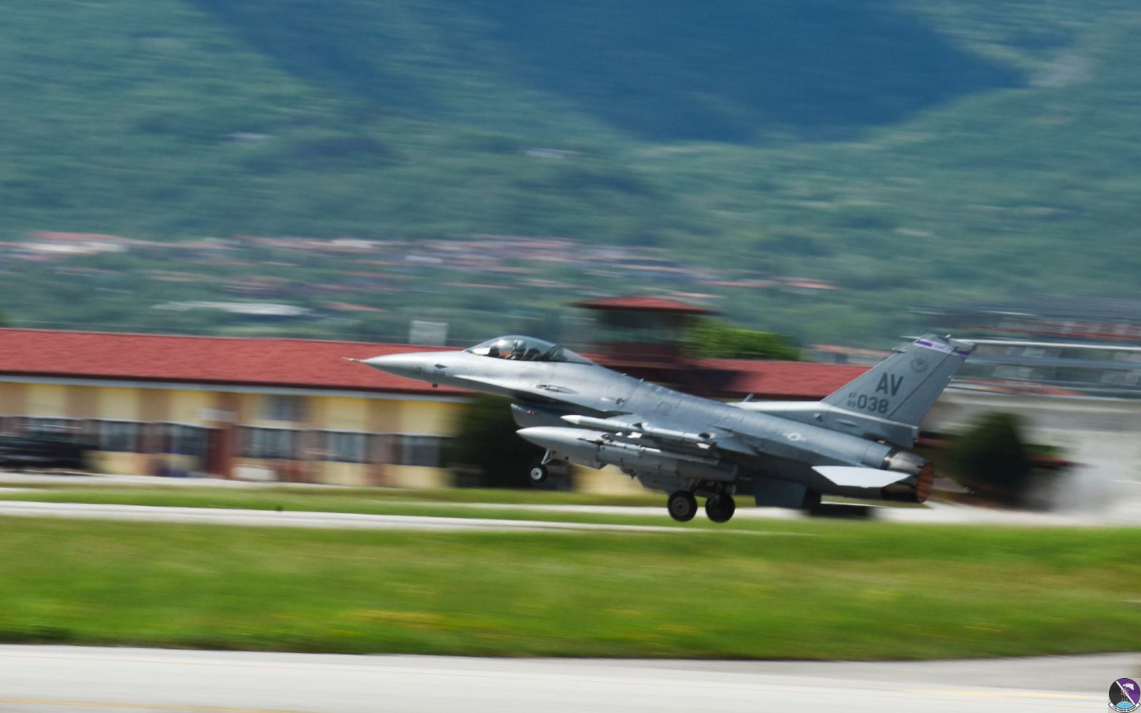 Jet takes off at Aviano