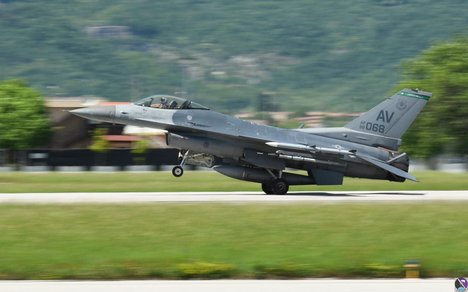 Jet lands at Aviano