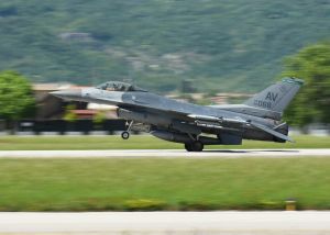 Jet lands at Aviano Jet lands at Aviano